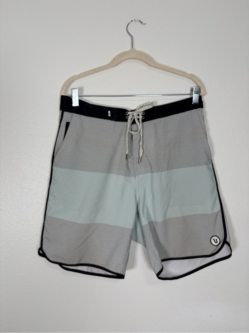 Vuori Men’s Light Gray & Mint Stripe Board Shorts Size 34